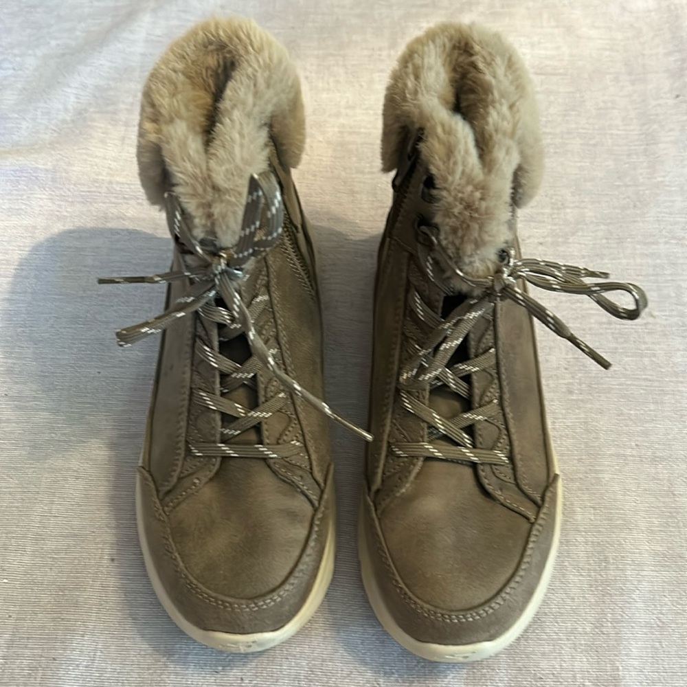 NWOT Skechers shoes